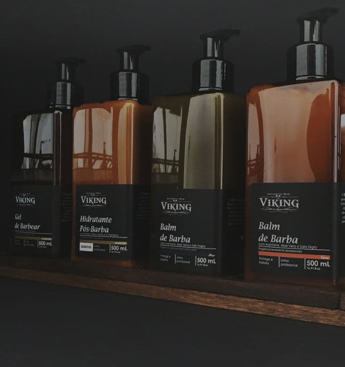 homem cortando o cabelo